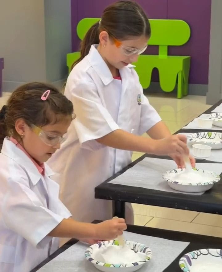 Luna celebró su cumpleaños junto a su hermanita en una fábrica de slime