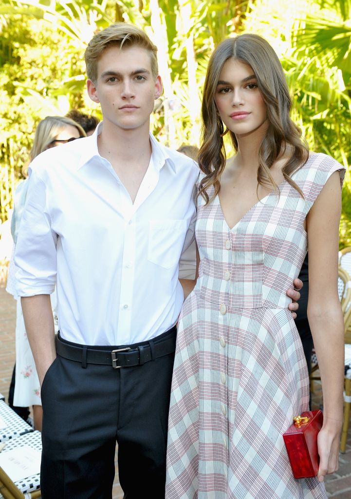 Presley Gerber y Kaia Gerber asisten al desfile y cóctel del CFDA/Vogue Fashion Fund en el Chateau Marmont el 25 de octubre de 2017 en Los Ángeles, California