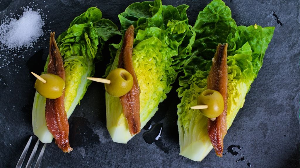 Cogollos con anchoas y aceitunas