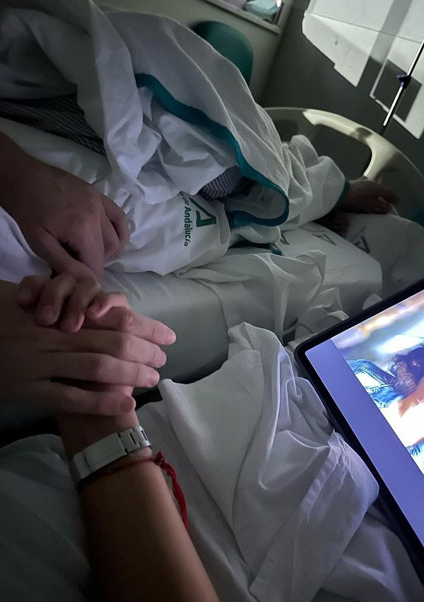 Sergio Rico y Alba Silva dados de la mano