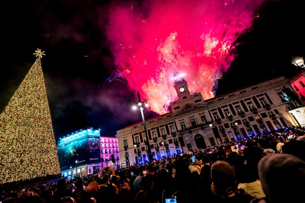 La Puerta del Sol de Madrid, uno de los epicentros de la Nochevieja mundial, es también escenario de millones de miradas puestas en el cielo durante las celebraciones de Fin de Año