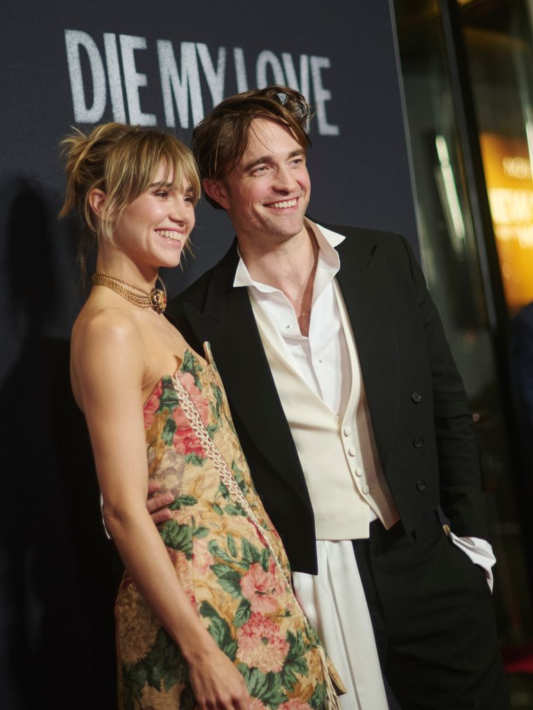 Suki Waterhouse y Robert Pattinson reaparecen más enamorados que nunca y sus looks lo confirman