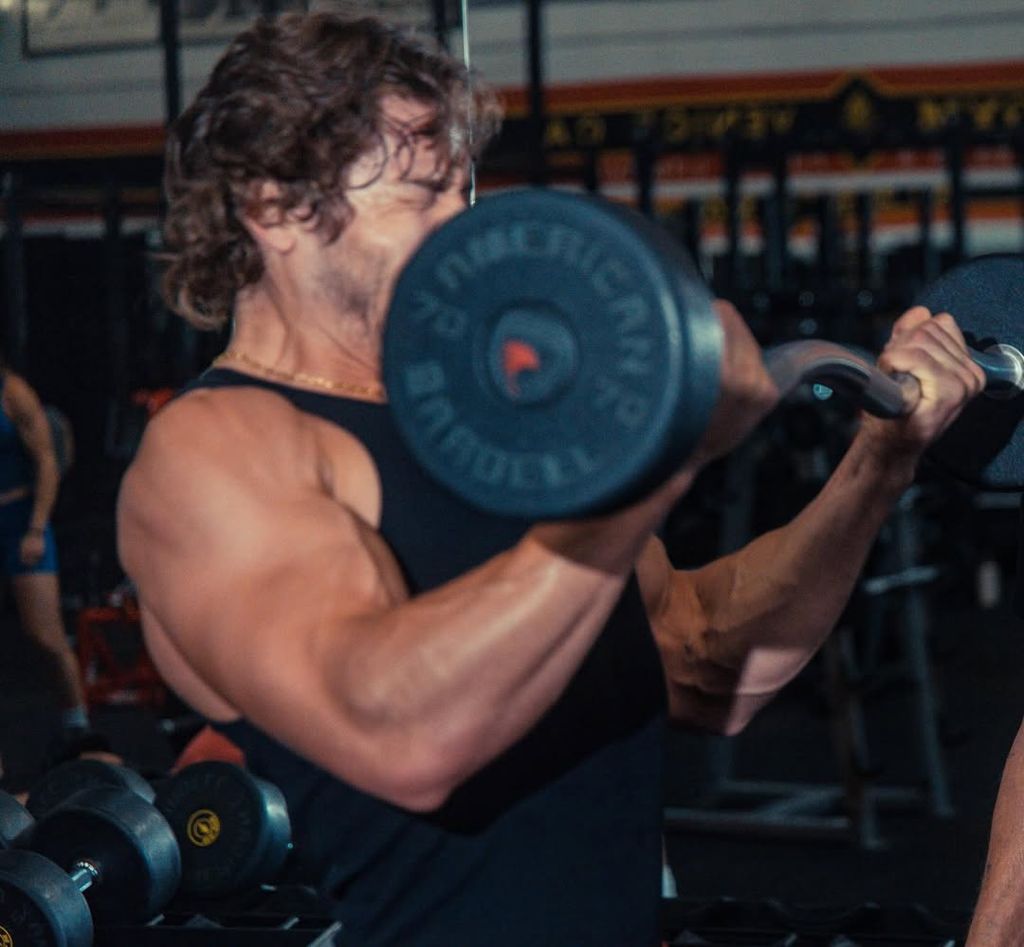 Arnold con su hijo en el estreno de FUBAR en junio de 2025