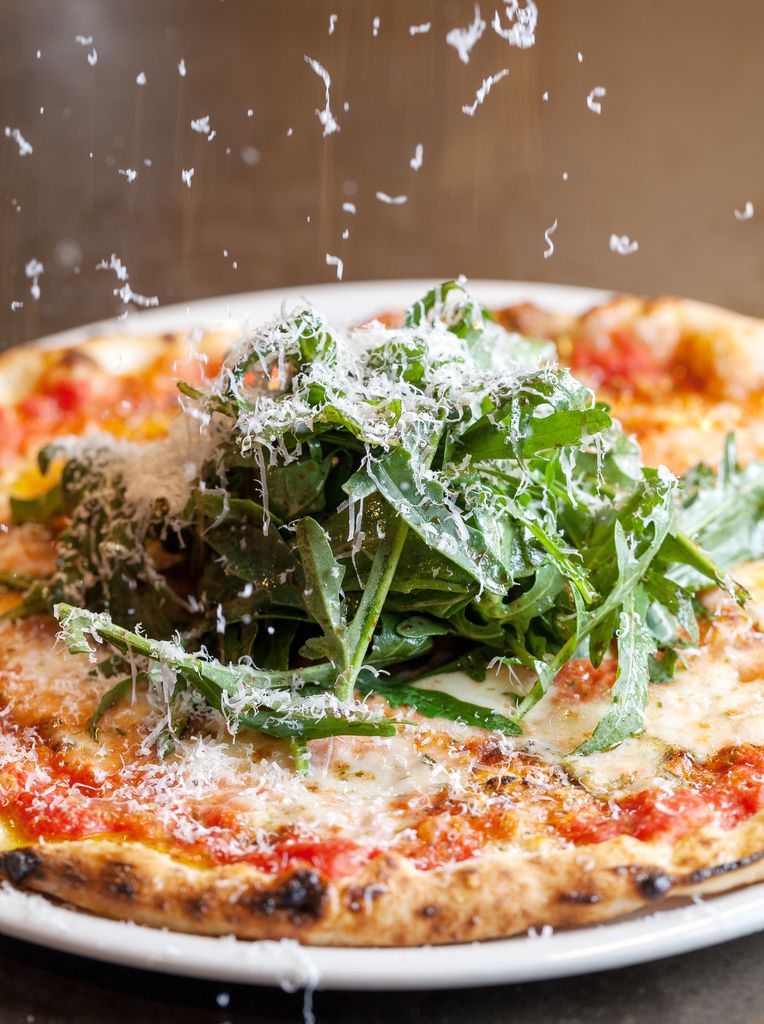 El sabor del horno de leña hace que las pizzas de este restaurante sean deliciosas.