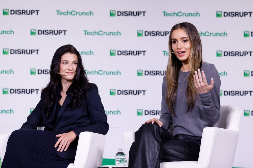 De izquierda a derecha, Phoebe Gates, cofundadora de Phia, y Sophia Kianni, socia de Phoebe en e día 2 de TechCrunch Disrupt 2025 en Moscone Center el 28 de octubre de 2025, en San Francisco, California.
