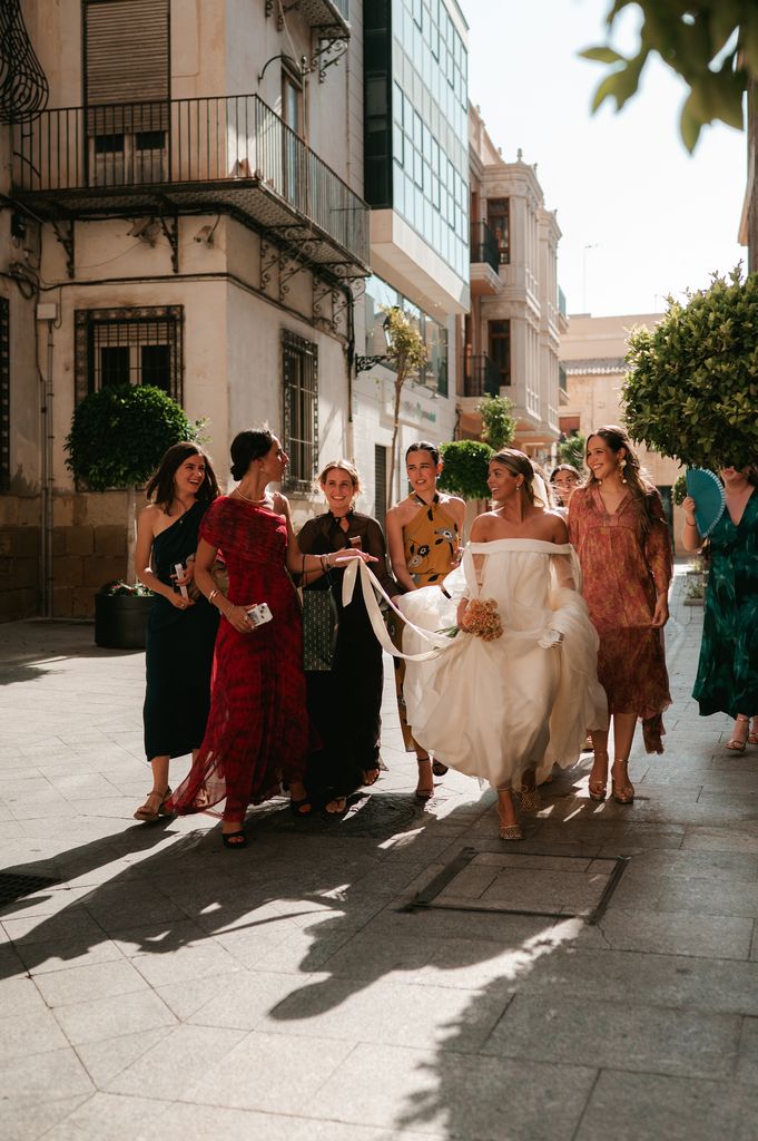 Novia con sus invitadas