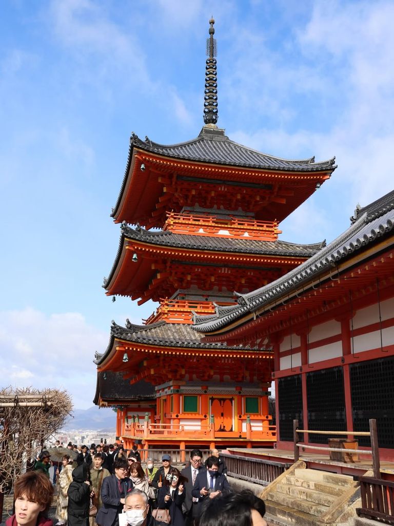 La Pagoda Sanjunoto (pagoda de tres niveles), que forma parte del complejo del templo budista Kiyomizu-dera, ubicado en Kyoto