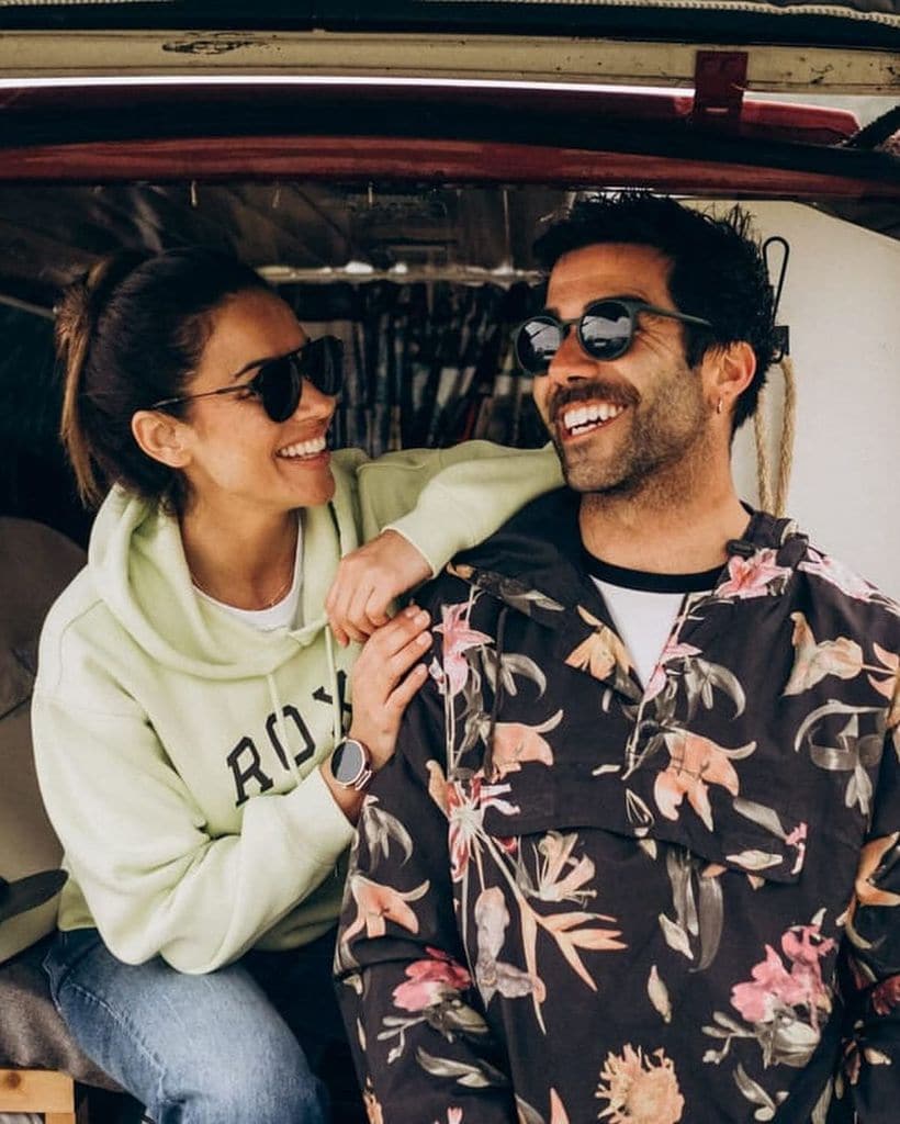 Plano medio de Lara Álvarez con su hermano Bosco