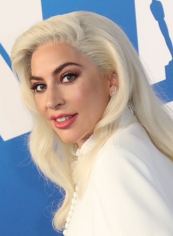 Lady Gaga con traje blanco y ondas suaves