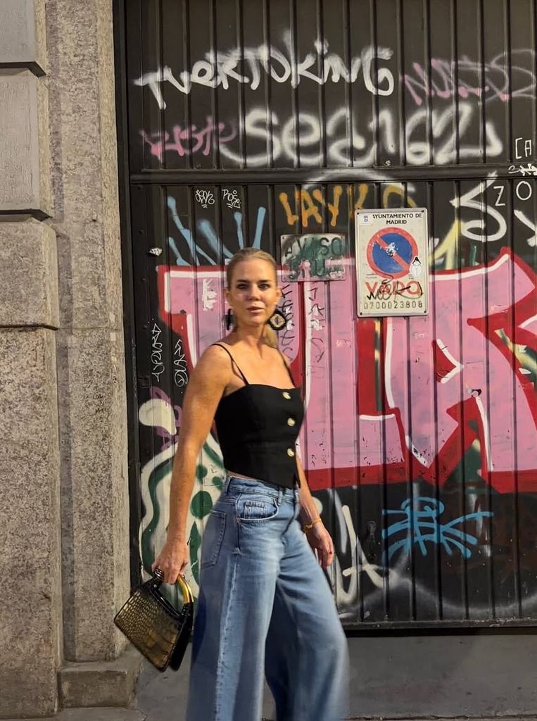 Amelia Bono estrena unos vaqueros anchos en su vuelta a Madrid