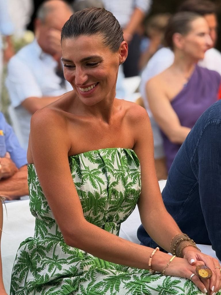 Eugenia Osborne con vestido de invitada tropical