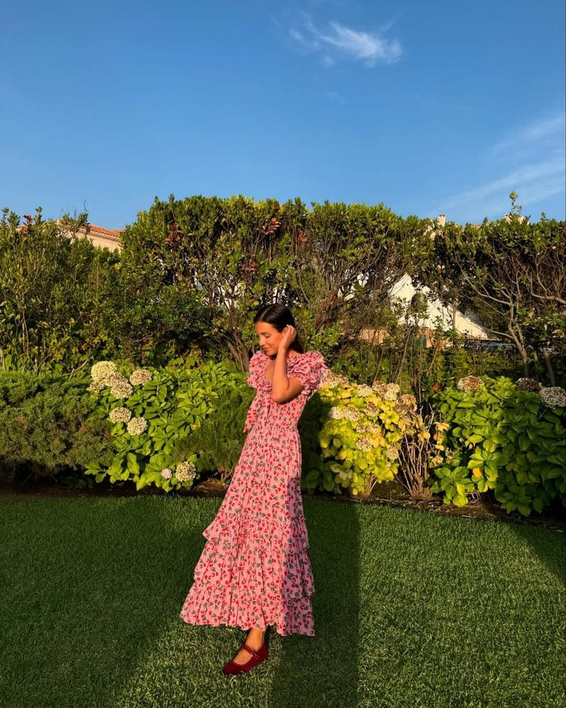 Sassa de Osma con vestido rosa de flores
