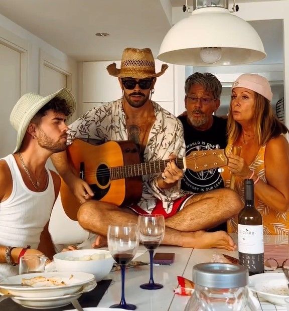 Mikel Herzog Jr. con sus padres y su hermano