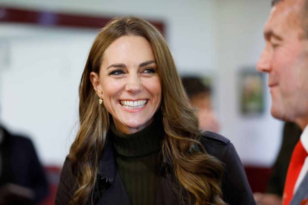El look definitivo de Kate Middleton para los días de lluvia: elegancia en tonos tierra y la prenda clave del otoño