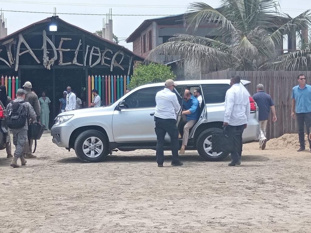 El príncipe Harry, saliendo del vehículo que los transportaba