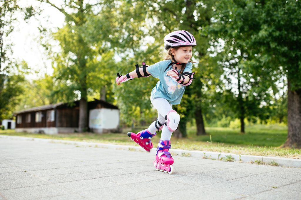 Niña patinando en el parque