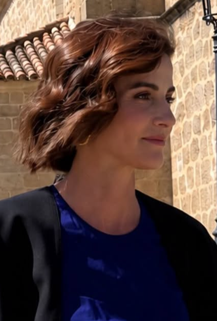 Rosario Domecq, la invitada más discreta, sorprende en una boda familiar con un look azul eléctrico, kimono negro y un brazalete bizantino.