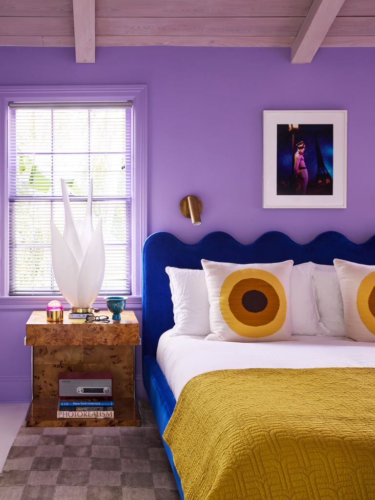 Dormitorio en morado, azul y mostaza