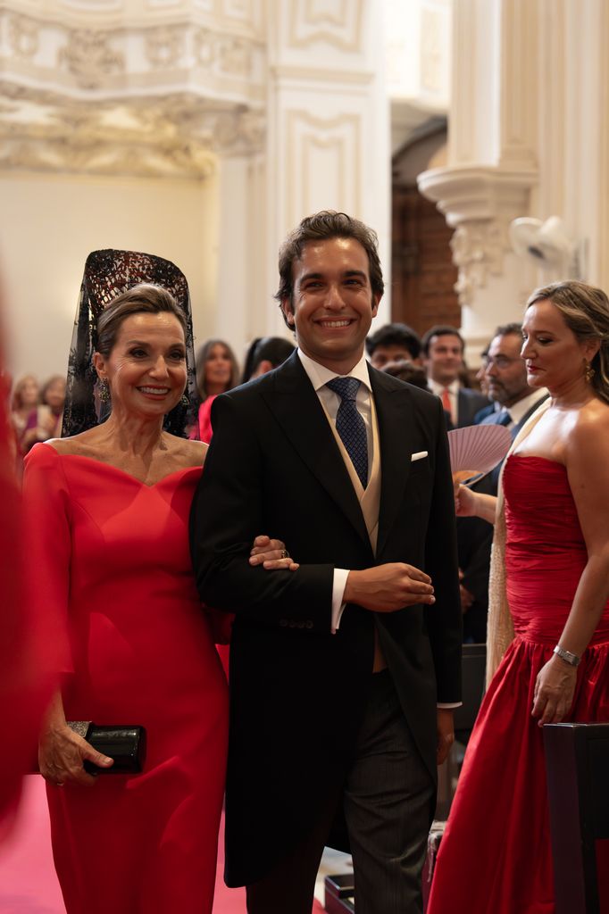 Madrina de boda de Alejandro de Miguel con mantilla