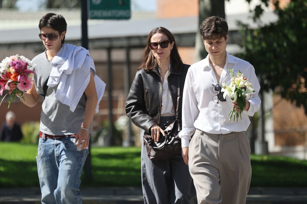 Aitana Sánchez-Gijón junto a sus hijos, Bruna y Teo Lucadamo, tras despedir a su madre