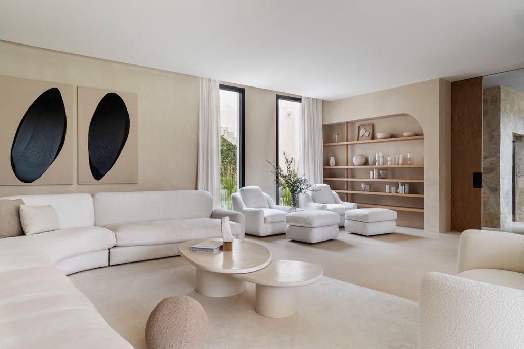Salón con sofás de color blanco y paredes en tono arena