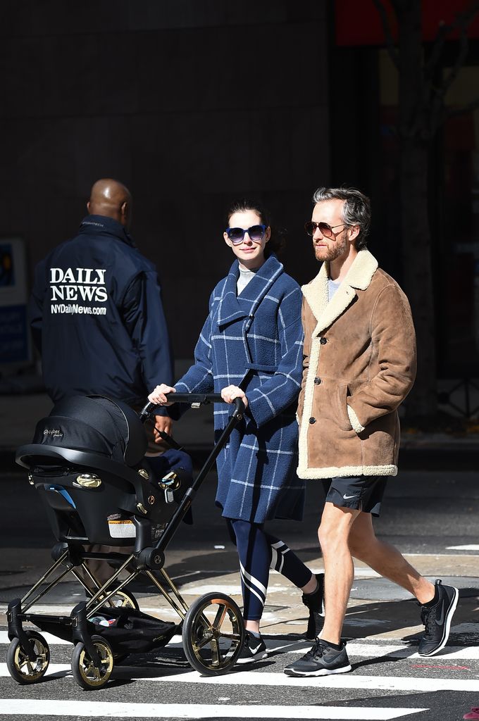 Anne Hathaway y Adam Shulman con su hijo Jonathan en una foto de octubre de 2016.