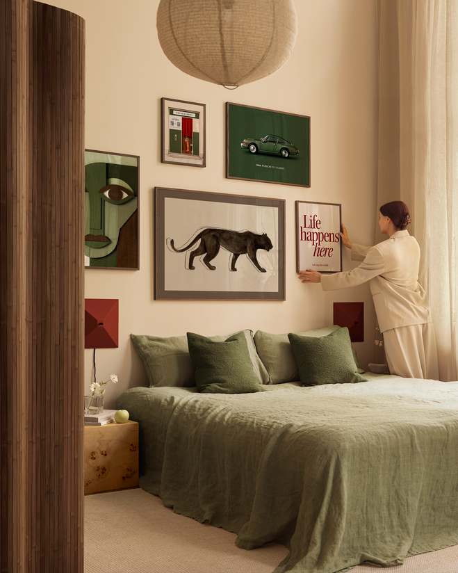 Dormitorio con cuadros