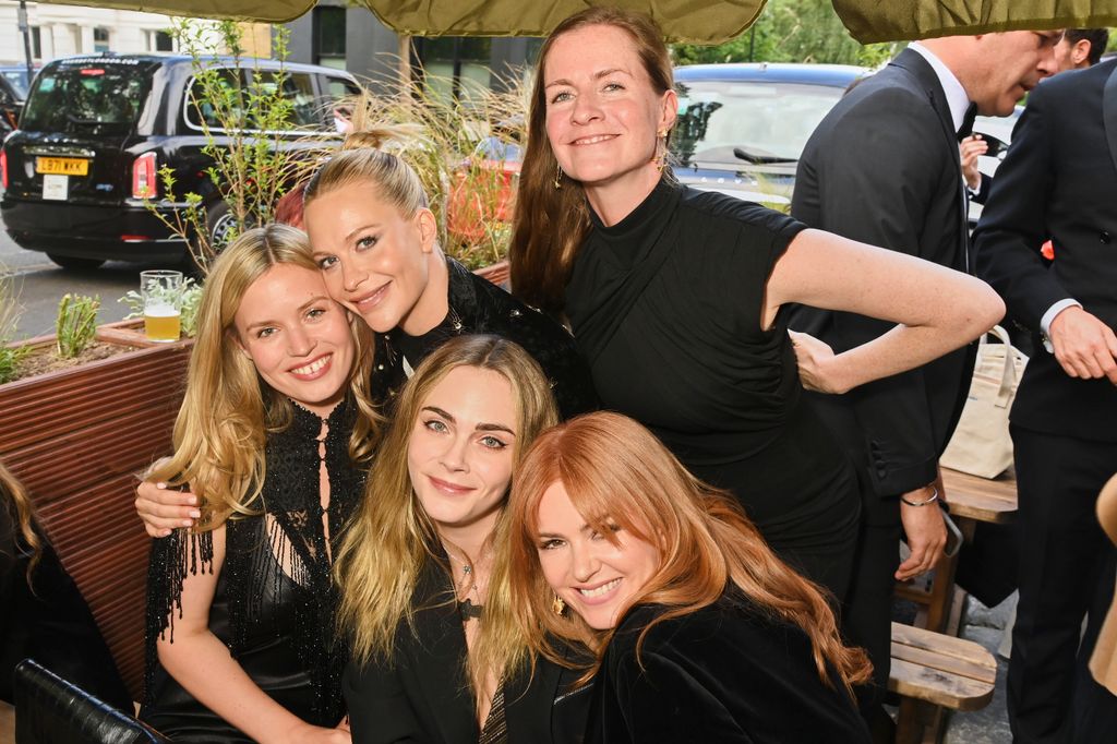 Poppy Delevingne junto a sus hermanas