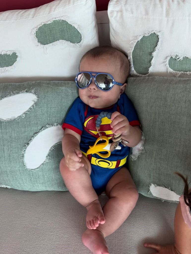 Santi tomó el sol con un tierno atuendo de superhéroe. 