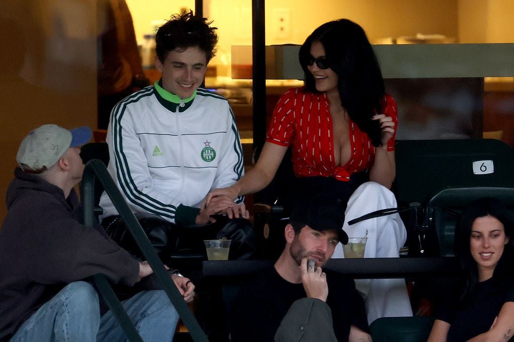 Timothee Chalamet y Kylie Jenner asisten a un partido durante el BNP Paribas Open en el Indian Wells Tennis Garden el 09 de marzo de 2025 en Indian Wells, California.