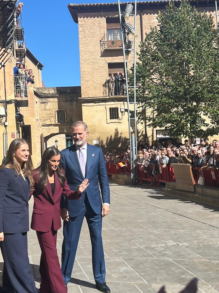 Los Reyes y la princesa Leonor llegan, entre aplausos, al Ayuntamiento de Viana