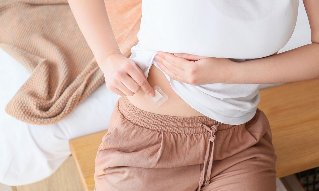mujer con parche anticonceptivo en el abdomen