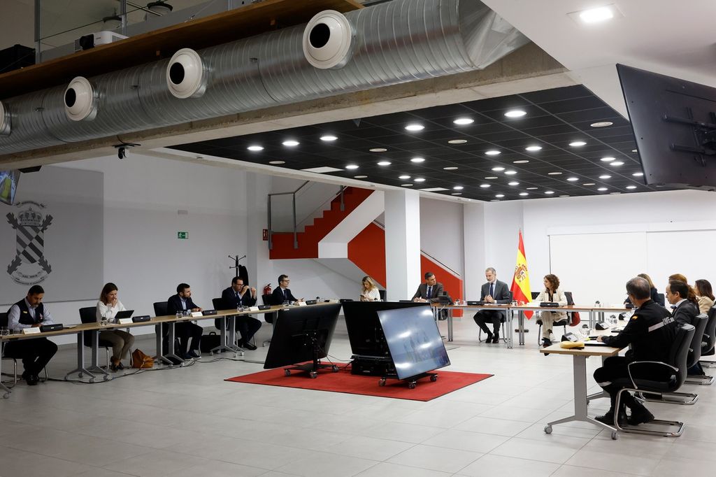 Plano general del rey Felipe en una reunión de crisis de la DANA en Valencia