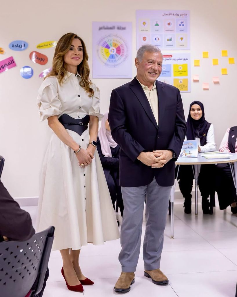 La reina Rania de Jordania junto a Abdalá II en una visita a una escuela de Aqaba por el Día Mundial de los Docentes, 2026.