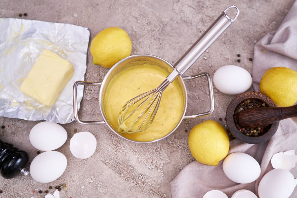 Lo más importante para hacer la salsa holandesa es controlar la temperatura para que la emulsión no se corte.