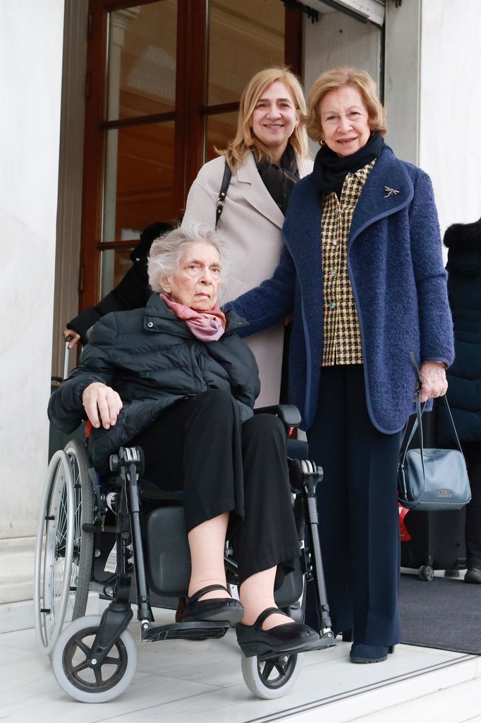 Doña Sofía posa a su llegada a Atenas con su hermana, Irene de Grecia, y su hija, la infanta Cristina
