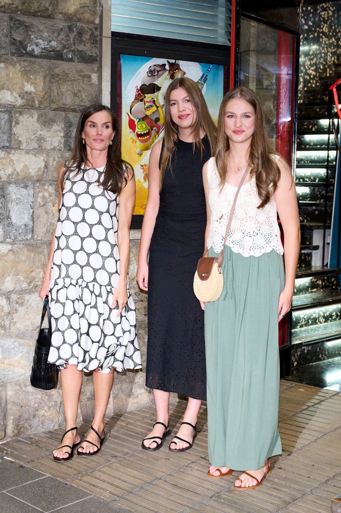 Su majestad Letizia de España con sus hijas en Mallorca.