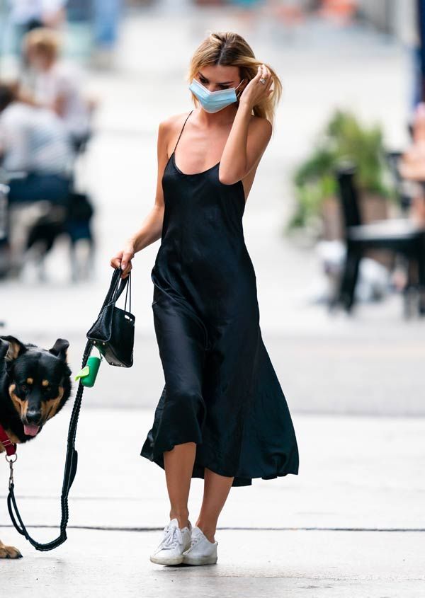 Emily Ratajkowski con vestido negro
