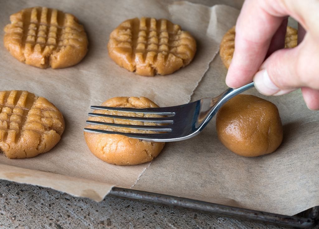 Con el tenedor puedes dar forma a la superficie de tus galletas, como estas hechas con crema de cacahuete.