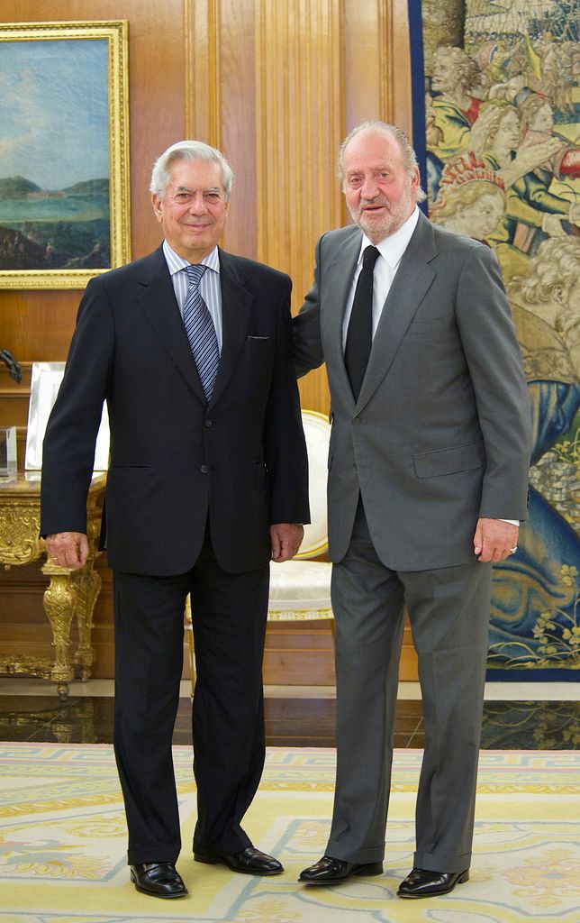 El rey Juan Carlos y Mario Vargas Llosa en Zarzuela durante una recepción