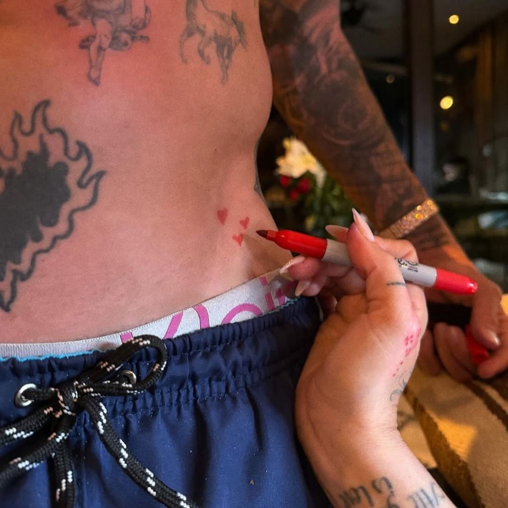 Tini dibujó tres corazones en la cadera de su novio 