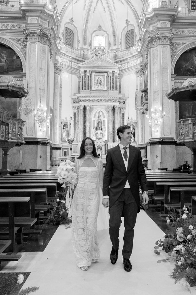 Look de novia con pedrería de Castellar Granados