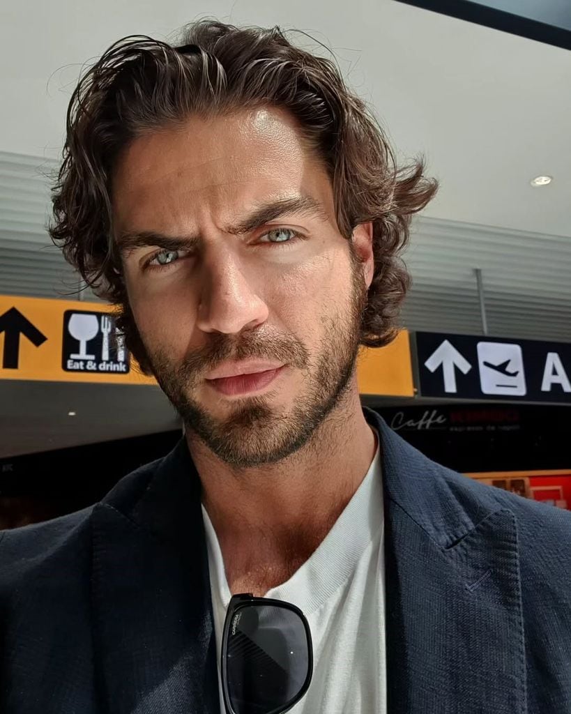 El lado más injustamente completo de Maxi Iglesias: guapo, piloto, escritor y buena gente