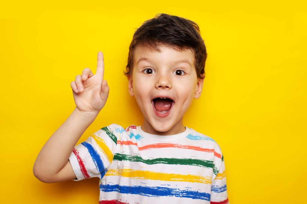 Niño con gesto de haber descubierto algo