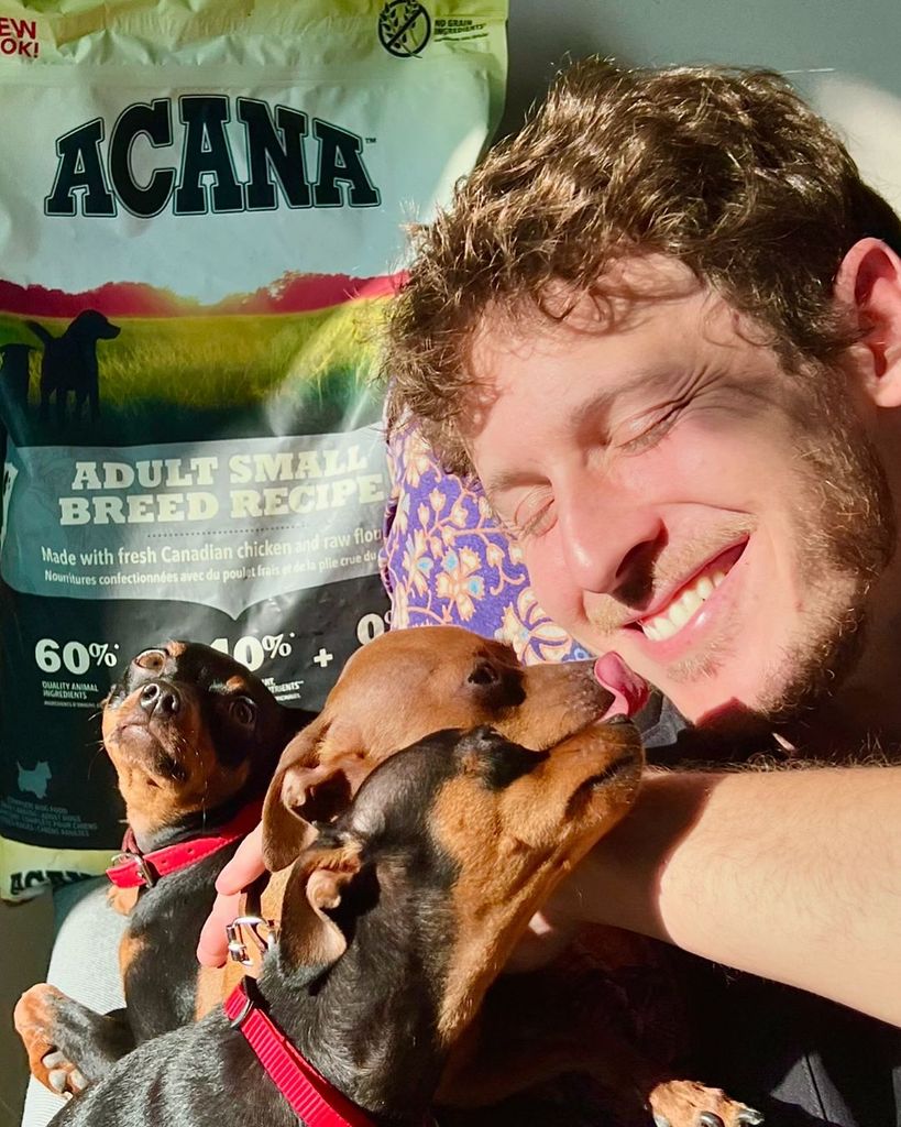 Primer plano de Nicolás Coronado posando con perros