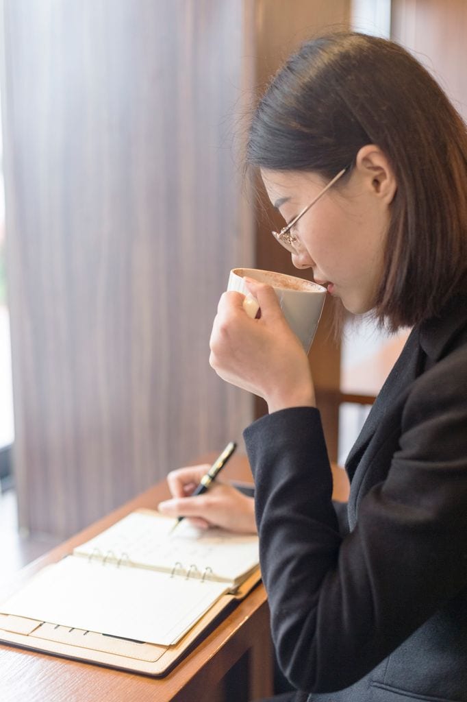 chica escribiendo cafeteria