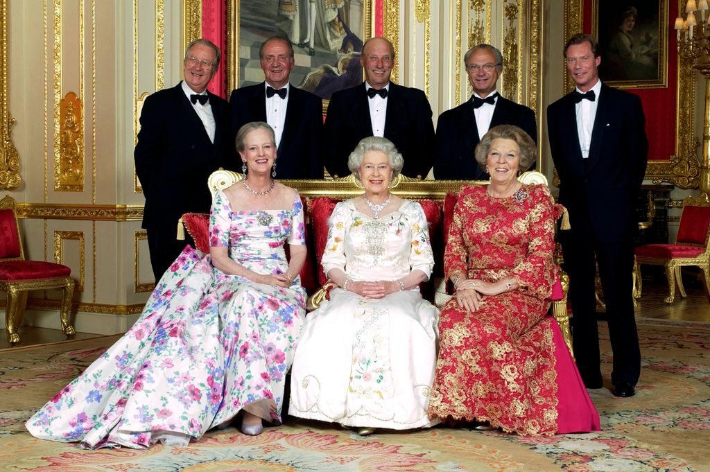 : Salón Crimson en el Castillo de Windsor, la reina Isabel II con los soberanos reinantes de Europa para una fotografía única con motivo de su Jubileo de Oro.
(De izquierda a derecha, al frente): la reina de Dinamarca, la reina Isabel II, la reina de los Países Bajos.
(Detrás): el rey de los belgas, el rey de España, el rey de Noruega, el rey de Suecia, el gran duque de Luxemburgo.
(De izquierda a derecha, al frente): reina Margarita II, reina Isabel II, reina Beatriz;
(De izquierda a derecha, detrás): rey Alberto II, rey Juan Carlos, rey Harald, rey Carlos Gustavo, gran duque Enrique de Luxemburgo.
(De izquierda a derecha, al frente): la reina de Dinamarca, la reina Isabel II, la reina de los Países Bajos.
(Detrás): el rey de los belgas, el rey de España, el rey de Noruega, el rey de Suecia, el gran duque de Luxemburgo.
(De izquierda a derecha, al frente): reina Margarita II, reina Isabel II, reina Beatriz;
(De izquierda a derecha, detrás): rey Alberto II, rey Juan Carlos, rey Harald, rey Carlos Gustavo, gran duque Enrique de Luxemburgo.