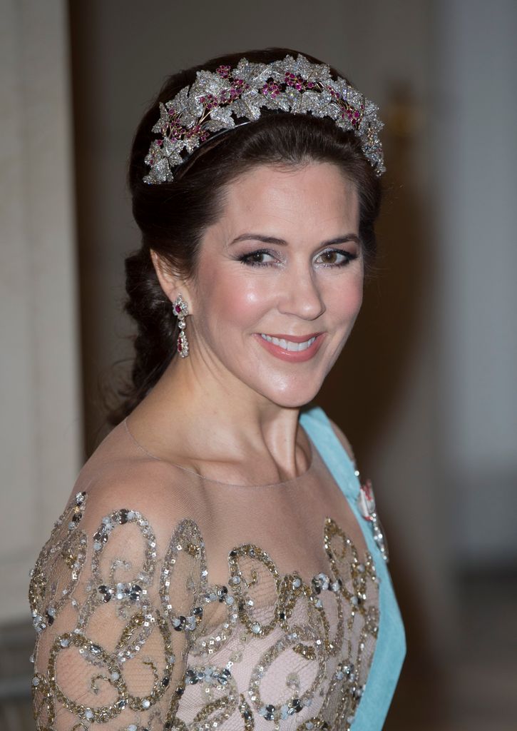 Mary de Dinamarca junto a la tiara de medianoche, perteneciente al joyero del Estado, por lo que siempre debe permanecer en el país