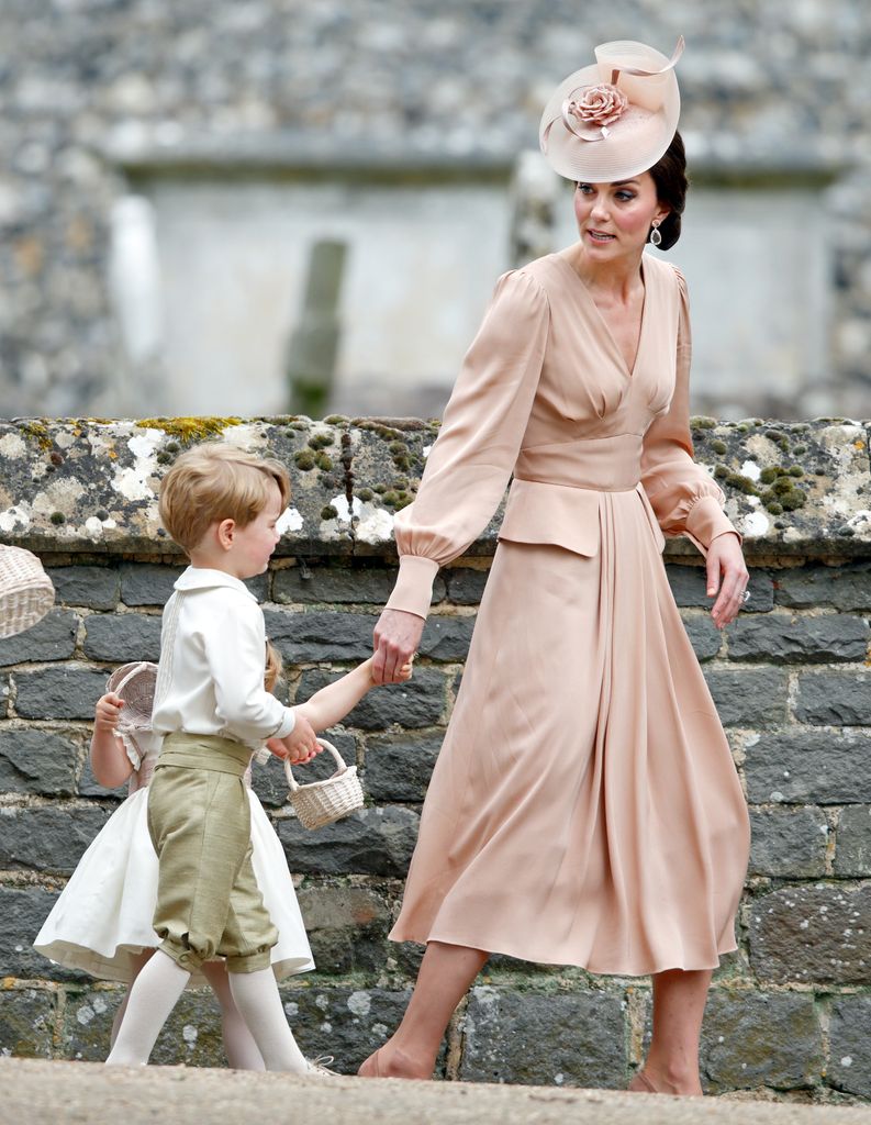 Kate Middleton con el príncipe George y la princesa Charlotte en la boda de Pippa Middleton 