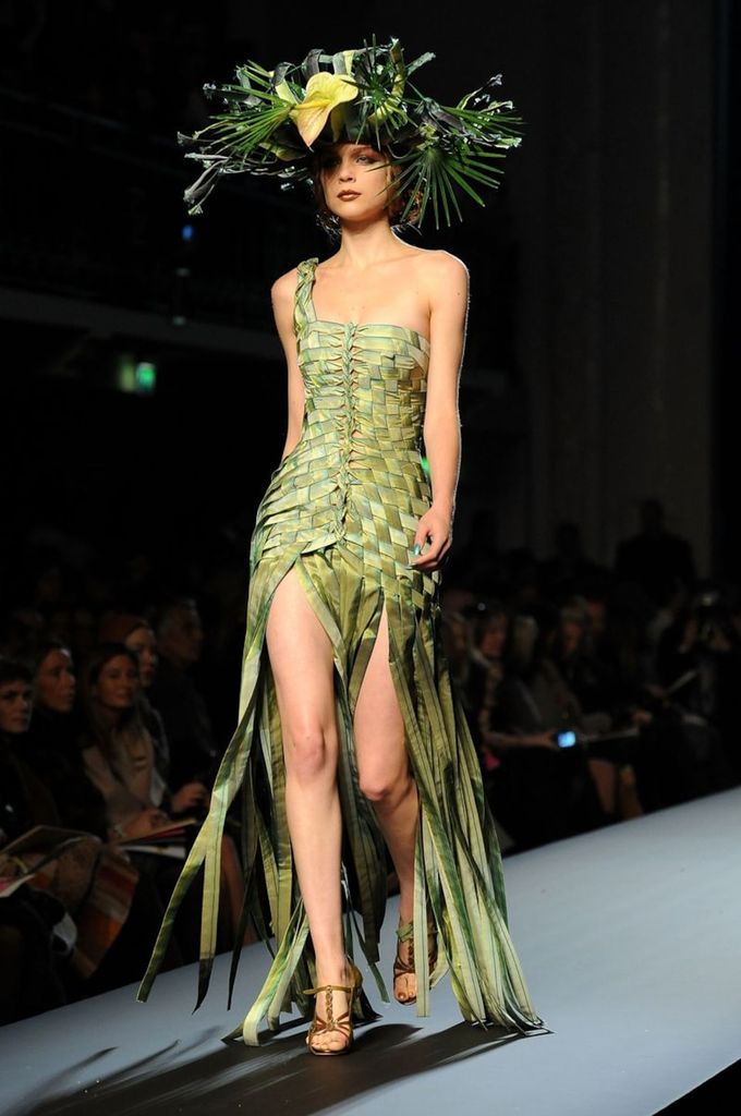 Una modelo desfila sobre la pasarela de Alta Costura de Jean-Paul Gaultier como parte de la Semana de la Moda de París Alta Costura Primavera/Verano 2010 el 27 de enero de 2010 en París, Francia